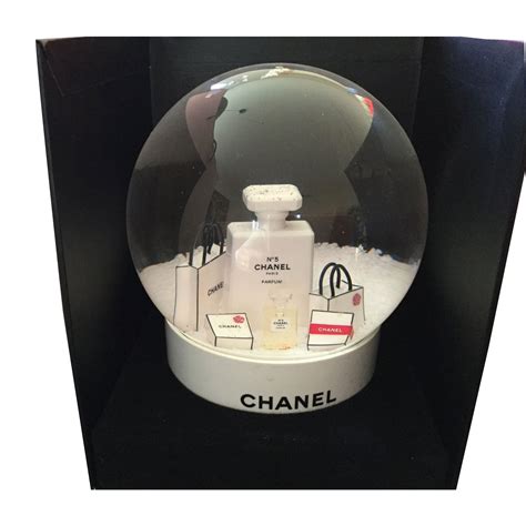 boule de noel chanel prix|Assortiment de 6 boules de Noël en verre Chanel Argent .